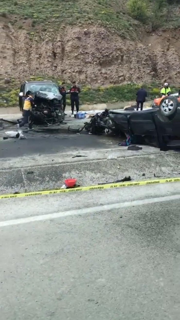 Ticari araç ile minibüs çarpıştı: 3 ölü