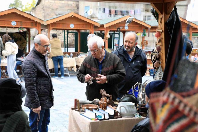 Antika Pazarı tutkuya dönüştü