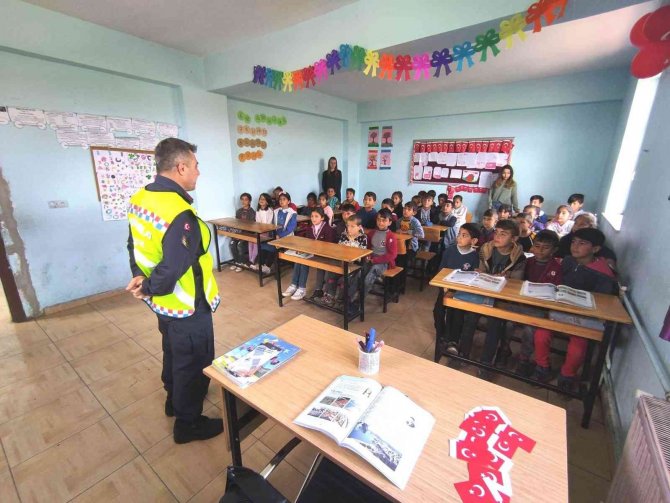 Jandarma ekiplerinden köy okulu öğrencilerine trafik eğitimi