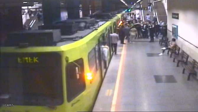 Metrodaki sigara kavgası güvenlik kamerasında