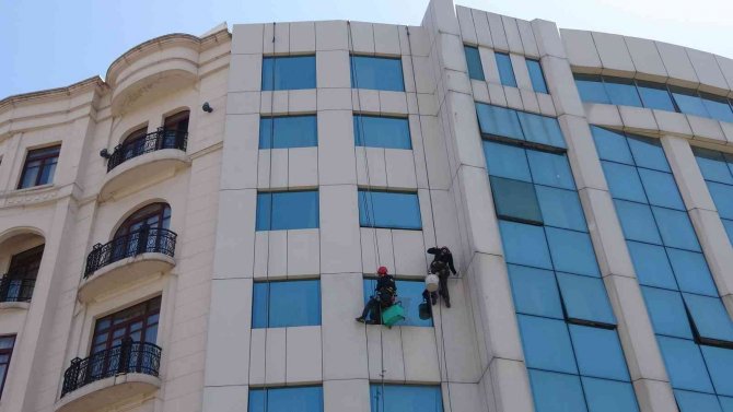 Yürekleri ağza getiren tehlikeli otel temizliği