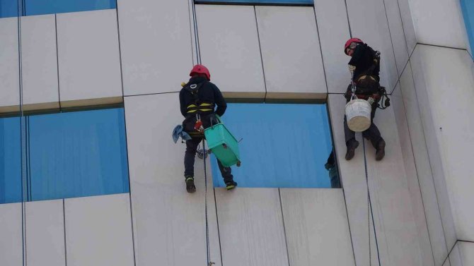 Yürekleri ağza getiren tehlikeli otel temizliği