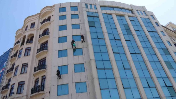 Yürekleri ağza getiren tehlikeli otel temizliği