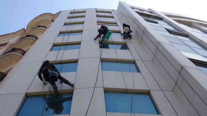 Yürekleri ağza getiren tehlikeli otel temizliği