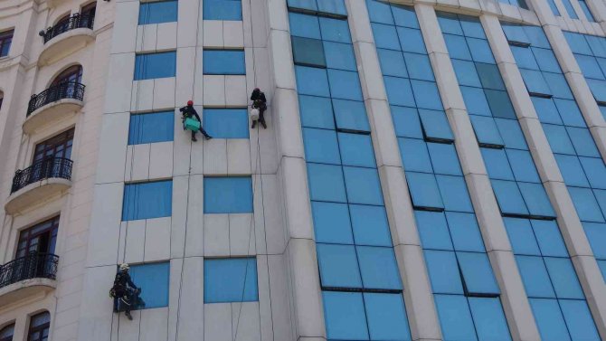 Yürekleri ağza getiren tehlikeli otel temizliği