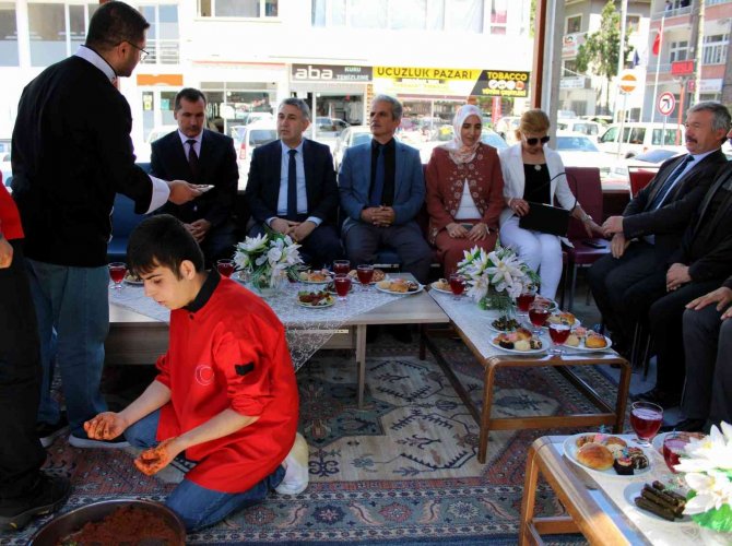 Babannenin torununa yıllarca yaptığı kıyafetler sergilendi