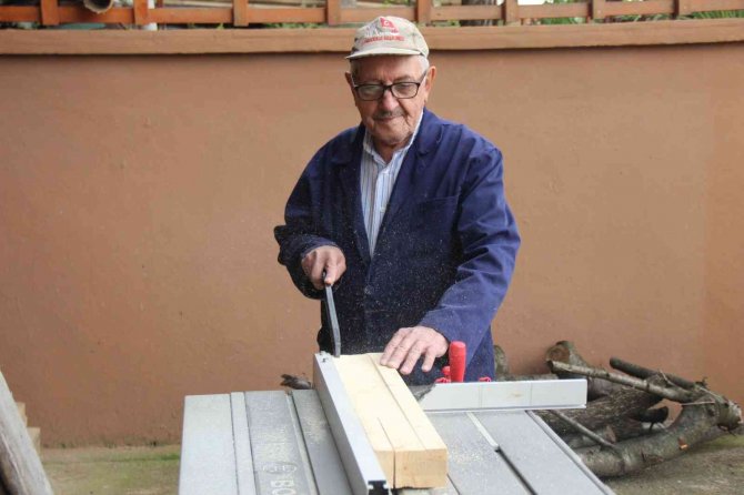 83 yaşında, elinde malzemesi, maziye olan özlemi bakın nasıl gideriyor