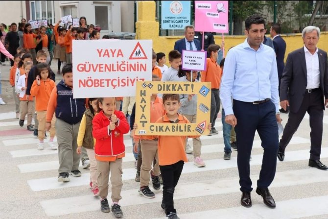 Günyüzü ilçesinde öğrencilere yayalar için güvenli trafik eğitimi verildi