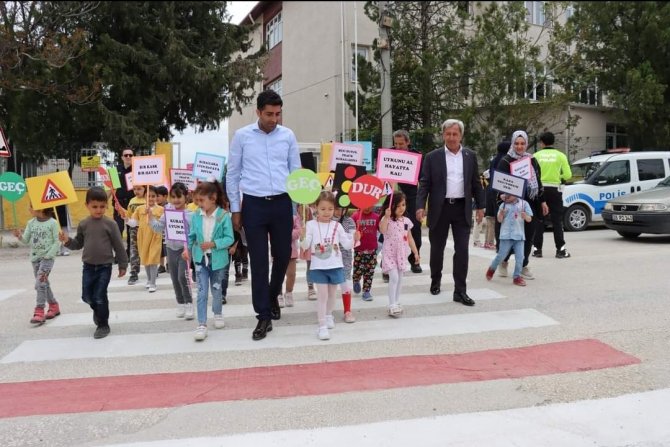 Günyüzü ilçesinde öğrencilere yayalar için güvenli trafik eğitimi verildi