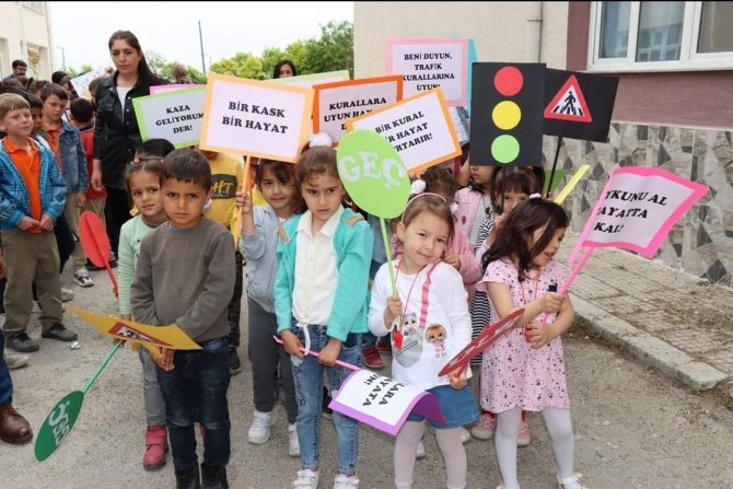 Günyüzü ilçesinde öğrencilere yayalar için güvenli trafik eğitimi verildi