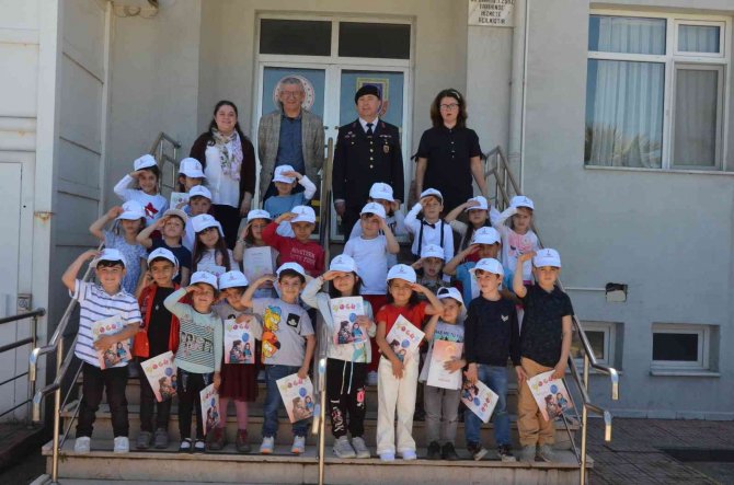 Anaokulu öğrencilerinden askere Türk bayrağı hediyesi