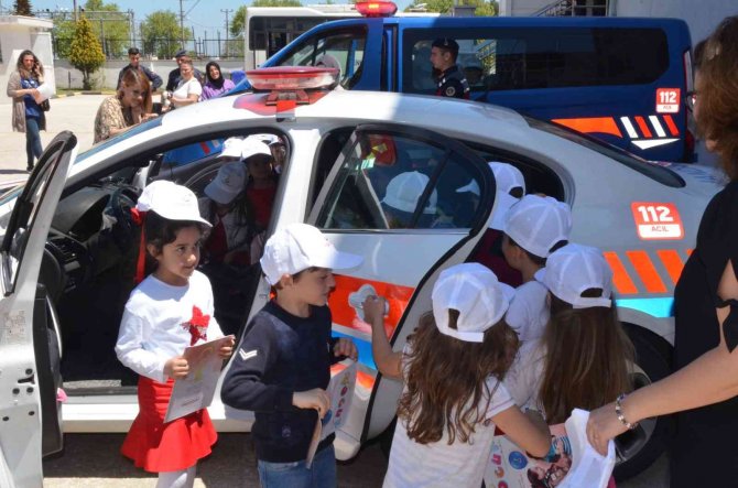 Anaokulu öğrencilerinden askere Türk bayrağı hediyesi