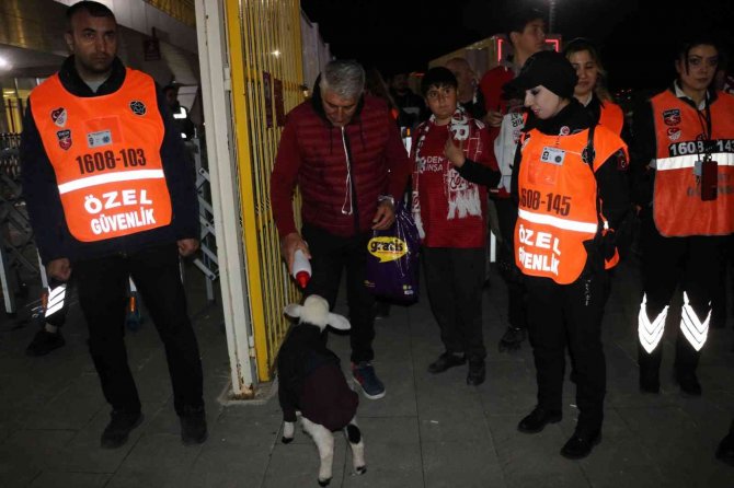 Kuzusu maça alınmadı, stadyumu terk etti