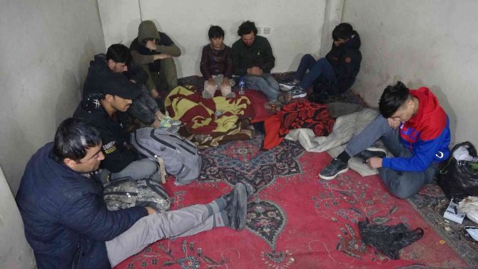 İş merkezinde 13 düzensiz göçmen yakalandı