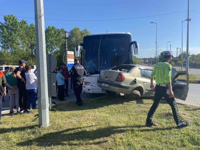 Yolcu otobüsü otomobille çarpıştı: 1 yaralı