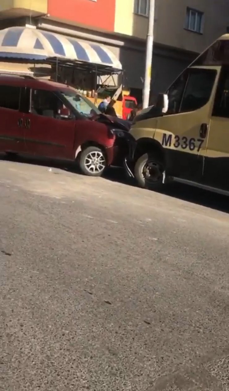 Asker konvoyundaki araç, park halindeki minibüse çarptı