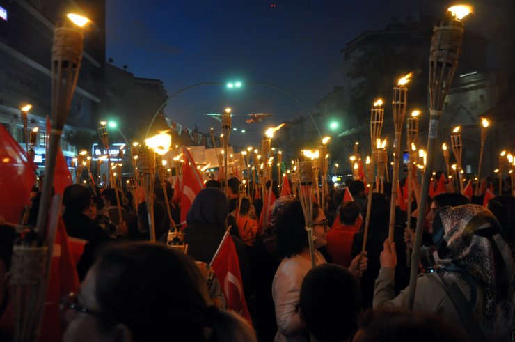 Karaman'da 7 bin kişi meşalelerle sokakta