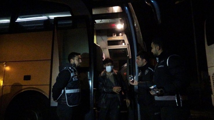 Otobüslerin gizli bölmelerinde göçmen kaçakçılığına 3 tutuklama