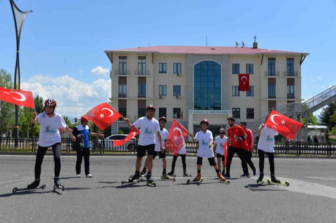 200 metrelik Türk bayrağıyla yürüdüler