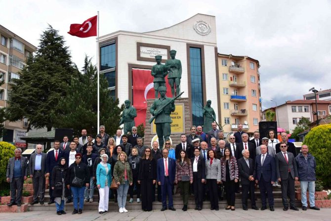Bazı parti ve STK’lar Atatürk Anıtı’na çelenk sundu