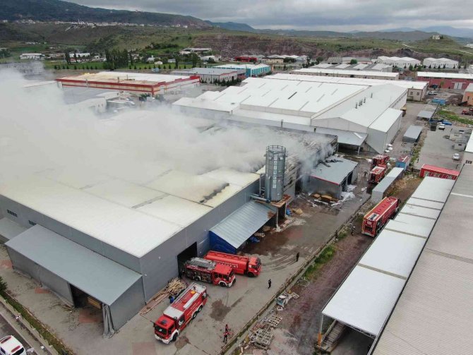 Fabrika yangını 62 personelle söndürüldü