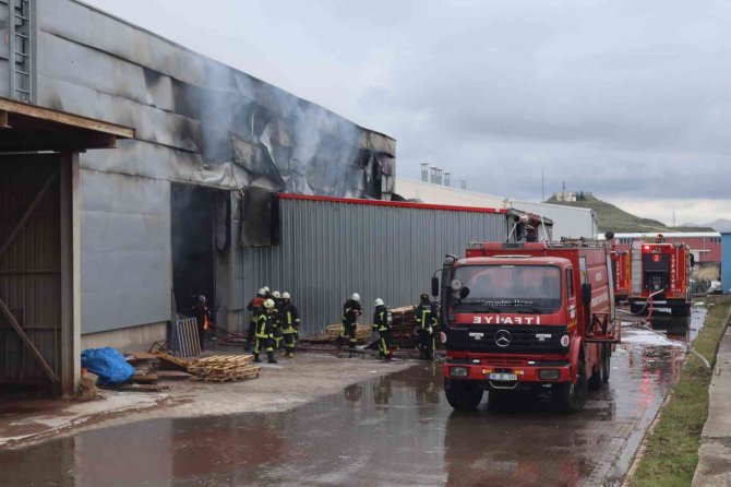 Fabrika yangını 62 personelle söndürüldü