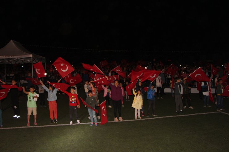 Şırnak’ta 103 metrelik Türk bayrağıyla fener alayı