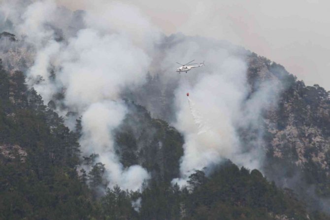 yangına helikopter, 200 işçi ve 22 arazözle müdahale ediliyor