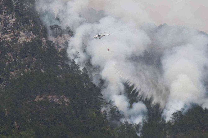 yangına helikopter, 200 işçi ve 22 arazözle müdahale ediliyor