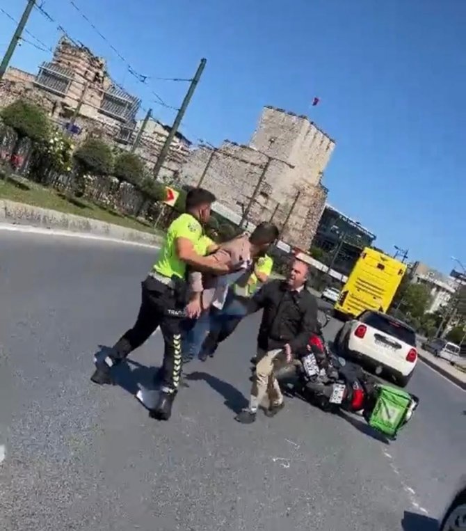 Fatih’te kavga eden sürücüleri trafik polisleri zor ayırdı
