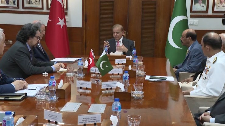Milli Savunma Bakanı Akar, Pakistan Başbakanı Şerif ile görüştü