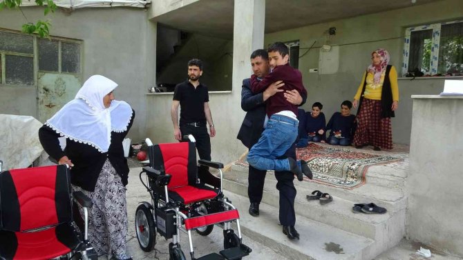 Engelli 4 kardeşin akülü tekerlekli sandalye hayali gerçek oldu