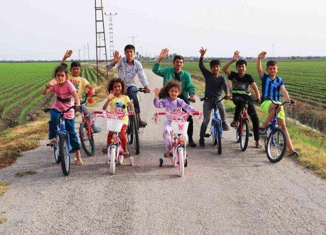 150 çocuğa bisiklet dağıttı