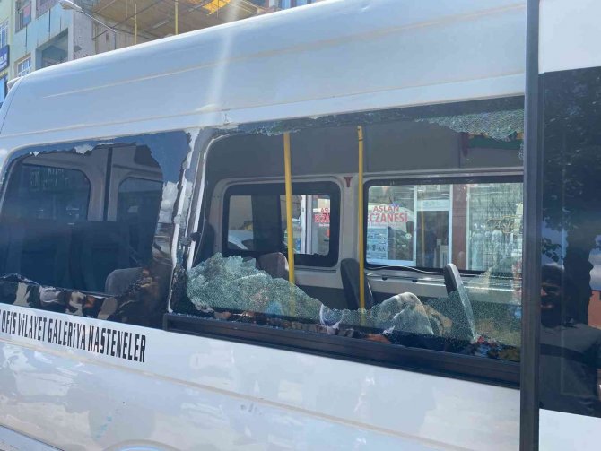Otobüsü sıkıştırdı, patlayan camlarla iki yolcu yaralandı
