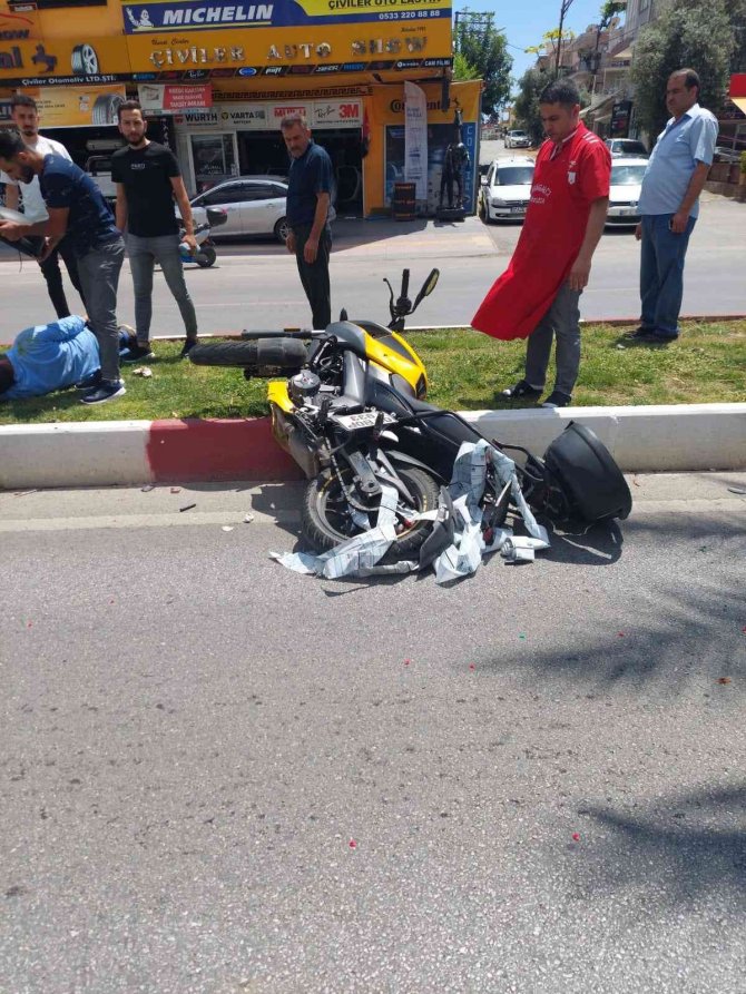 Otomobile çarpan motosiklet, yolda sürüklenip refüje çıktı: 1 yaralı