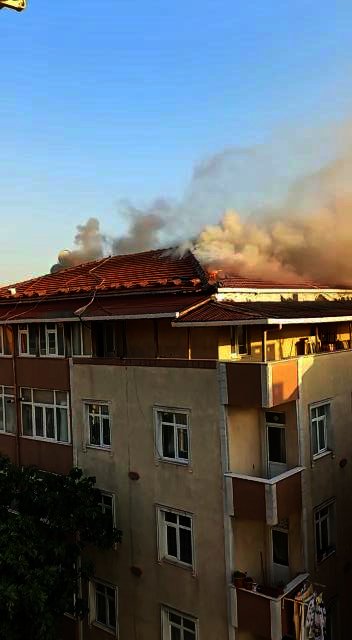 Avcılar'da onarım sırasında binanın çatısında yangın