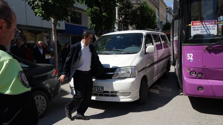 Trafiği kilitledi, polis ‘Çok güzel yere bırakmışsınız maşallah’ diyerek ceza kesti