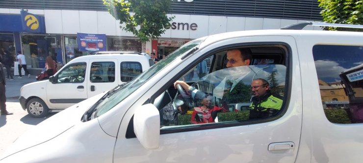 Trafiği kilitledi, polis ‘Çok güzel yere bırakmışsınız maşallah’ diyerek ceza kesti