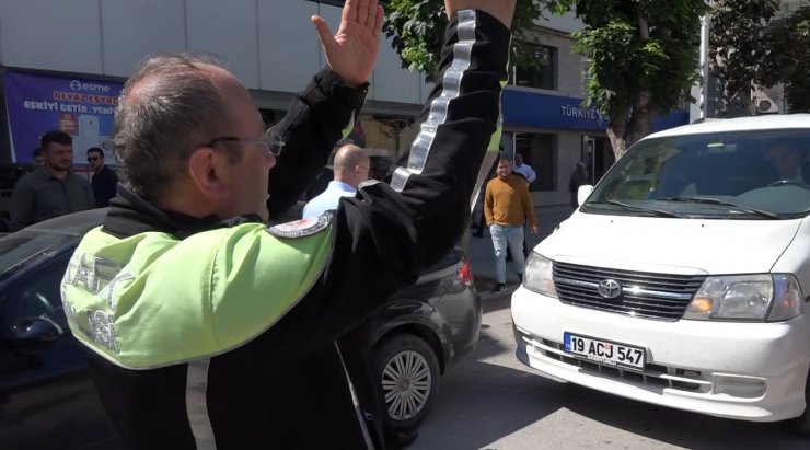 Trafiği kilitledi, polis ‘Çok güzel yere bırakmışsınız maşallah’ diyerek ceza kesti