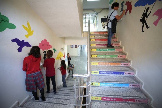 Okullar "yaşayan duvarlar" projesiyle renklendiriliyor