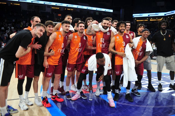 Galatasaray Nef, Anadolu Efes’i farklı mağlup ederek seride öne geçti