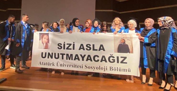 Kazada ölen üniversiteli Zeynep ve Nezahat, mezuniyet töreninde unutulmadı