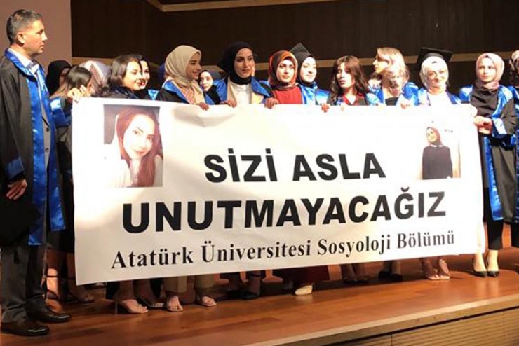 Kazada ölen üniversiteli Zeynep ve Nezahat, mezuniyet töreninde unutulmadı