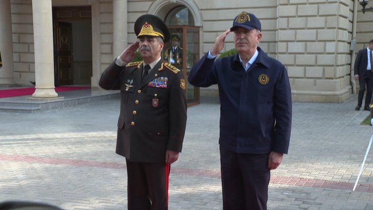 Milli Savunma Bakanı Akar, Azerbaycan’da “Mehter” ile karşılandı