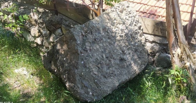 Dağdan kopan kaya parçaları bir evin çatısı ve bahçesine düştü