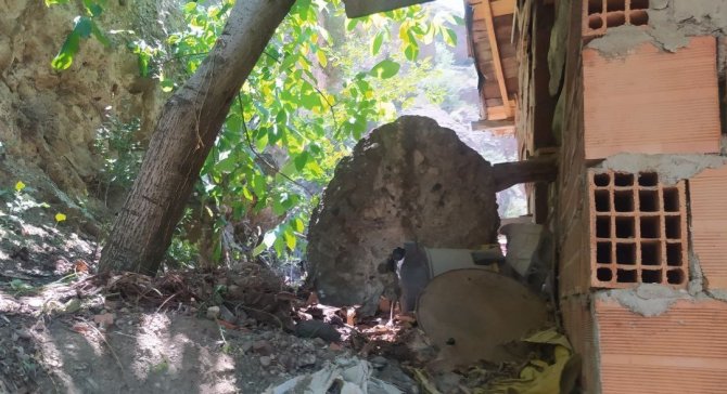 Dağdan kopan kaya parçaları bir evin çatısı ve bahçesine düştü
