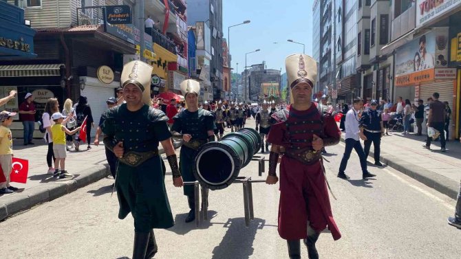 10 metrelik gemiyi karadan yürüttüler, gören hayrete düştü