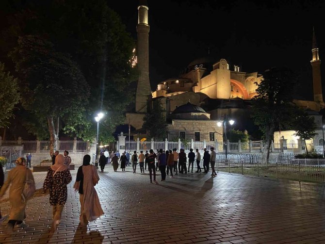 Ayasofya Camii’nde gençler fethin yıldönümünde sabah namazında buluştu