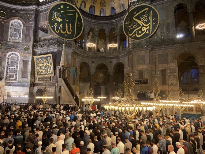 Ayasofya Camii’nde gençler fethin yıldönümünde sabah namazında buluştu