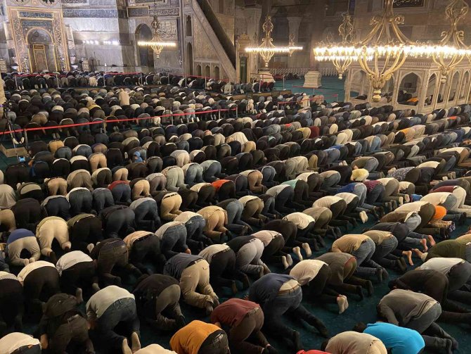 Ayasofya Camii’nde gençler fethin yıldönümünde sabah namazında buluştu